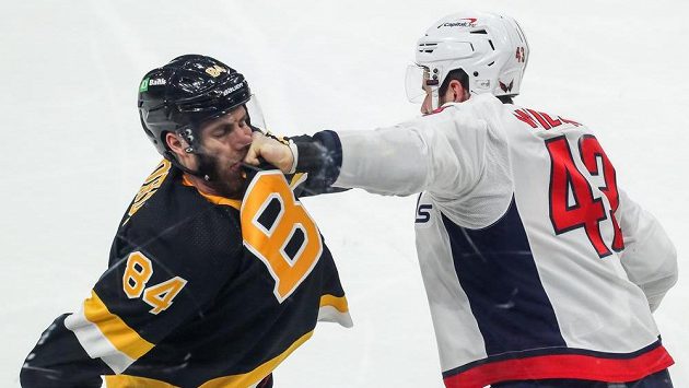 Tom Wilson (vpravo) v šarvátce s Jarredem Tinordim Tom Wilson (vpravo) v šarvátce s Jarredem Tinordim