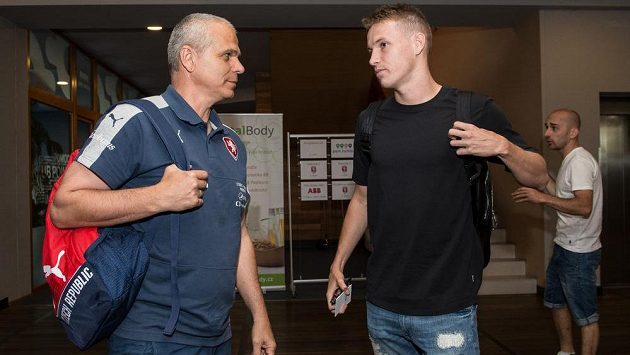 Trenér české fotbalové reprezentace do 21 let Vítězslav Lavička i fotbalista Jakub Jankto dobře vědí, že cesta do semifinále ME hráčů do 21 let je hodně zamotaná. Češi mají naději na postup, ale budou muset vysoko vyhrát nad Dány a k tomu hrát čistě bez žlutých karet. Trenér české fotbalové reprezentace do 21 let Vítězslav Lavička i fotbalista Jakub Jankto dobře vědí, že cesta do semifinále ME hráčů do 21 let je hodně zamotaná. Češi mají naději na postup, ale budou muset vysoko vyhrát nad Dány a k tomu hrát čistě bez žlutých karet.