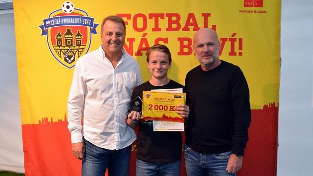 Michal Bílek (vpravo) dekoroval nejlepšího střelce přeboru mladších žáků Petra Müllera z FC Háje JM. Michal Bílek (vpravo) dekoroval nejlepšího střelce přeboru mladších žáků Petra Müllera z FC Háje JM.