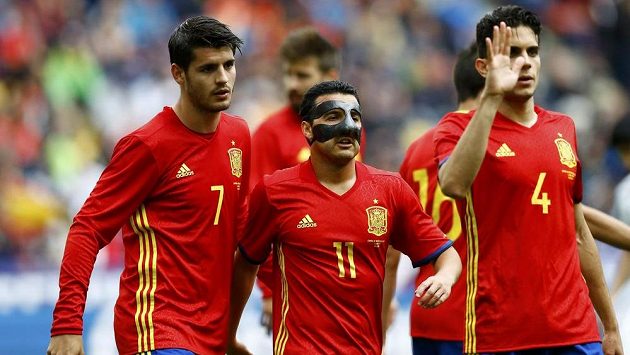 Álvaro Morata, Pedro Rodríguez (v masce) a Marc Bartra ze Španělska slaví gól v přípravě s Koreou, kterou favorit vyhrál 6:1. Álvaro Morata, Pedro Rodríguez (v masce) a Marc Bartra ze Španělska slaví gól v přípravě s Koreou, kterou favorit vyhrál 6:1.