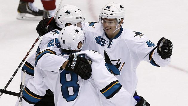 Tomáš Hertl (vpravo) se raduje se spoluhráči ze San Jose z gólu. Tomáš Hertl (vpravo) se raduje se spoluhráči ze San Jose z gólu.