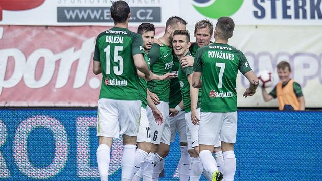 Jablonečtí fotbalisté slaví gól v derby s Libercem. Jablonečtí fotbalisté slaví gól v derby s Libercem.