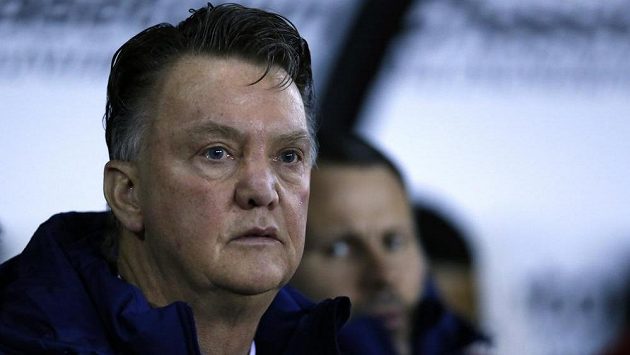 Nizozemský kouč Louis van Gaal je na lavičce Manchesteru United pod permanentním tlakem. Nizozemský kouč Louis van Gaal je na lavičce Manchesteru United pod permanentním tlakem.