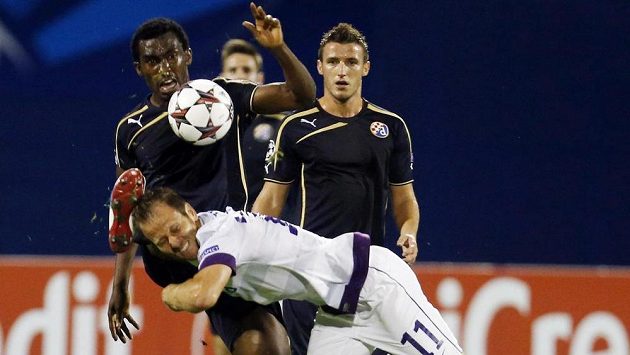 Český fotbalista Tomáš Jun (v bílém dresu) v tvrdém souboji s dvojicí hráčů Dinama Záhřeb. Český fotbalista Tomáš Jun (v bílém dresu) v tvrdém souboji s dvojicí hráčů Dinama Záhřeb.