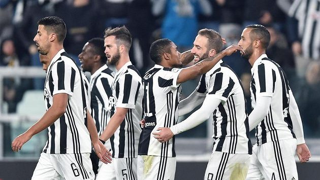 Fotbalisté Juventusu se radují z jediné trefy proti Janovu. Úspěšným střelcem byl Douglas Costa (třetí zprava). Fotbalisté Juventusu se radují z jediné trefy proti Janovu. Úspěšným střelcem byl Douglas Costa (třetí zprava).