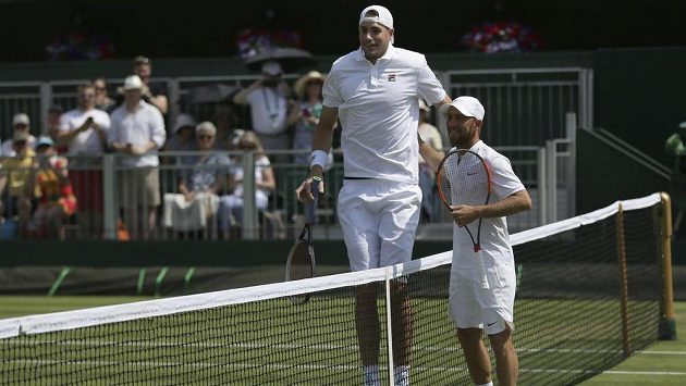 John Isner a Dudi Sela před zápasem ve Wimbledonu. John Isner a Dudi Sela před zápasem ve Wimbledonu.