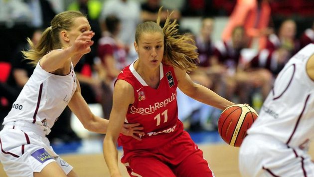Lotyšská basketbalistka Gunta Bašková-Melnbardeová (vlevo) se snaží bránit Češku Veroniku Bortelovou. Ilustrační foto. Lotyšská basketbalistka Gunta Bašková-Melnbardeová (vlevo) se snaží bránit Češku Veroniku Bortelovou. Ilustrační foto.