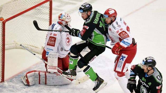 Petr Vampola (v černém) z Mladé Boleslavi cloní před brankářem Třincem Šimonem Hrubcem. Petr Vampola (v černém) z Mladé Boleslavi cloní před brankářem Třincem Šimonem Hrubcem.