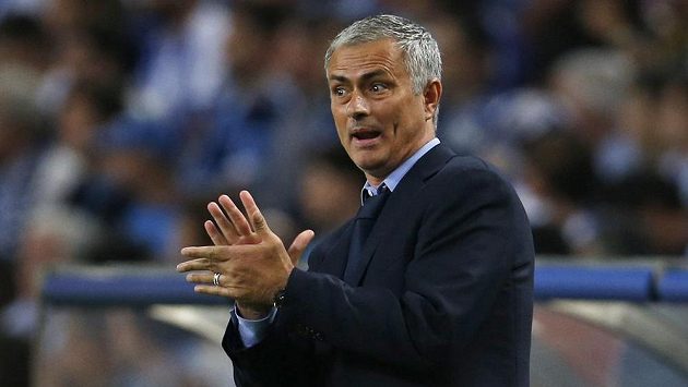 Kouč Chelsea José Mourinho při zápase LM v Portu. Kouč Chelsea José Mourinho při zápase LM v Portu.