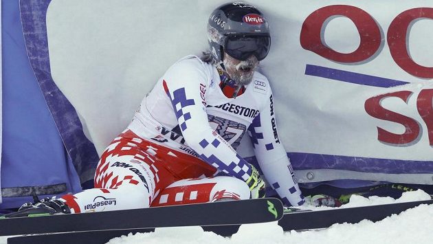 Český lyžař Ondřej Bank v cíli kombinačního sjezdu ve Wengenu. Český lyžař Ondřej Bank v cíli kombinačního sjezdu ve Wengenu.