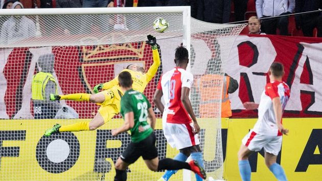 Brankář Slavie Ondřej Kolář inkasuje gól od Tomáše Holeše z Jablonce. Brankář Slavie Ondřej Kolář inkasuje gól od Tomáše Holeše z Jablonce.