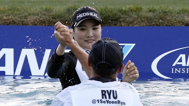 Korejská golfistka Rjo So-jon a její caddie Tom Watson po triumfu v Rancho Mirage. Korejská golfistka Rjo So-jon a její caddie Tom Watson po triumfu v Rancho Mirage.