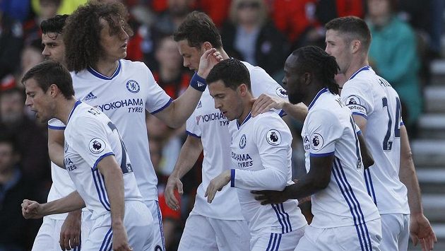Hráči Chelsea gratulují Edenu Hazardovi ke vstřelené brance. Hráči Chelsea gratulují Edenu Hazardovi ke vstřelené brance.