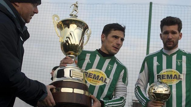 Kapitán Bohemians Praha 1905 Josef Jindřišek přebírá trofej pro vítěze fotbalové Tipsport ligy. Kapitán Bohemians Praha 1905 Josef Jindřišek přebírá trofej pro vítěze fotbalové Tipsport ligy.