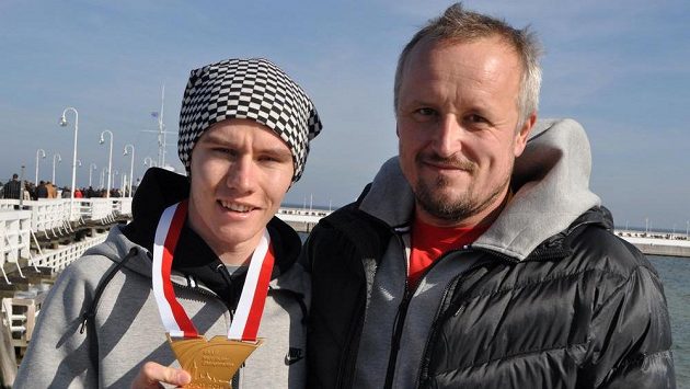 Pavel Maslák pózuje se zlatou medailí, kterou vybojoval na halovém mistrovství světa v polských Sopotech. Vpravo je jeho hlavní kouč Dalibor Kupka. Pavel Maslák pózuje se zlatou medailí, kterou vybojoval na halovém mistrovství světa v polských Sopotech. Vpravo je jeho hlavní kouč Dalibor Kupka.