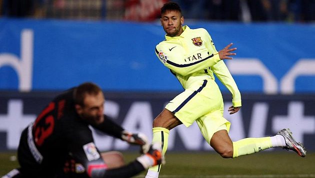 Diamantové kopačky už fungují... Barcelonský Neymar překonává brankáře Atlétika Madrid Jana Oblaka v pohárovém utkání. Diamantové kopačky už fungují... Barcelonský Neymar překonává brankáře Atlétika Madrid Jana Oblaka v pohárovém utkání.
