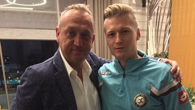 Podepsáno... Václav Procházka (vpravo) již v barvách tureckého Osmanlisporu spolu se svým manažerem Pavlem Zíkou. Podepsáno... Václav Procházka (vpravo) již v barvách tureckého Osmanlisporu spolu se svým manažerem Pavlem Zíkou.