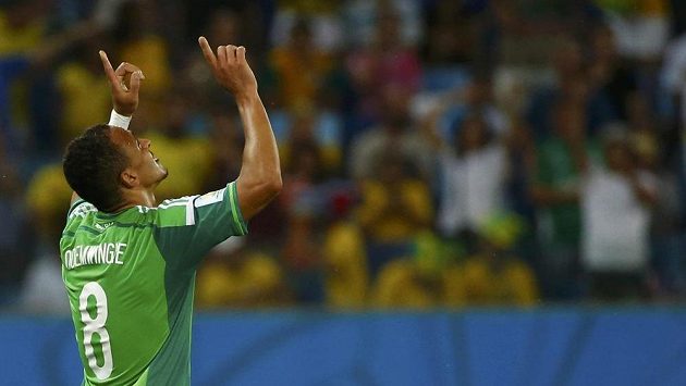 Peter Odemwingie z Nigérie oslavuje svou trefu do sítě Bosny. Peter Odemwingie z Nigérie oslavuje svou trefu do sítě Bosny.