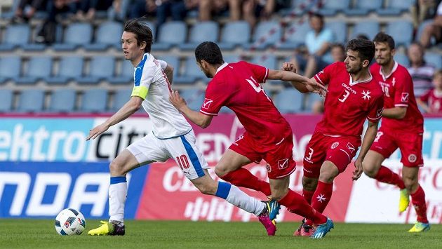 Tomáš Rosický v souboji s maltskou obranou. Tomáš Rosický v souboji s maltskou obranou.