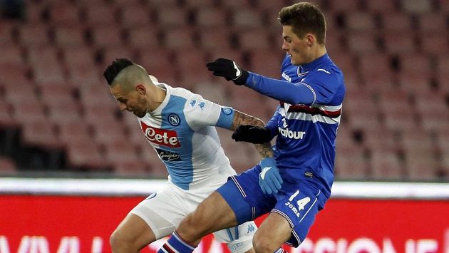 Útočník Sampdorie Patrik Schick (vpravo) v souboji s neapolským záložníkem Markem Hamšíkem v zápase 19. kola Serie A. Útočník Sampdorie Patrik Schick (vpravo) v souboji s neapolským záložníkem Markem Hamšíkem v zápase 19. kola Serie A.
