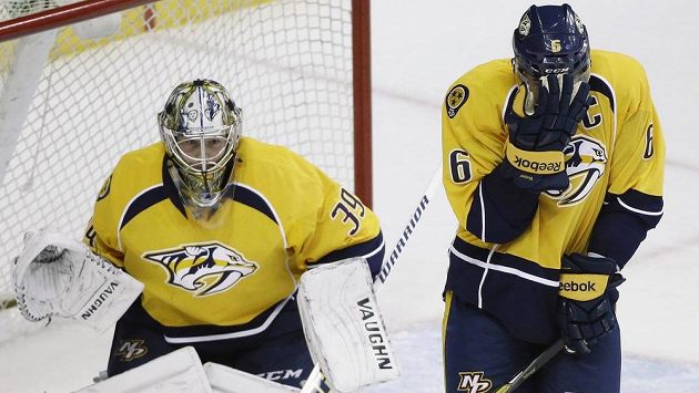 Marek Mazanec v brance Nashvillu, vedle obránce Shea Weber. Marek Mazanec v brance Nashvillu, vedle obránce Shea Weber.