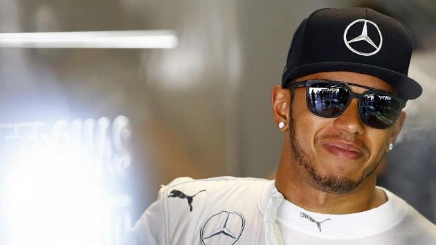 Lewis Hamilton v boxech během kvalifikace na VC Itálie. Lewis Hamilton v boxech během kvalifikace na VC Itálie.