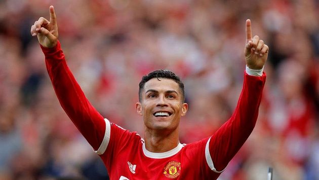 Fotbalista Cristiano Ronaldo se raduje z branky během svého druhého debutu v dresu Manchesteru United. Fotbalista Cristiano Ronaldo se raduje z branky během svého druhého debutu v dresu Manchesteru United.