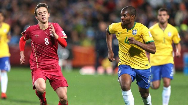 Srbský fotbalista Maksimovič ve finále MS U20, vpravo ho stíhá Brazilec Marlon. Srbský fotbalista Maksimovič ve finále MS U20, vpravo ho stíhá Brazilec Marlon.