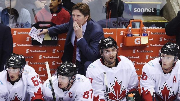 Trenér Kanady Mike Babcock (nahoře) a jeho hráči zleva Brad Marchand, Sidney Crosby, Patrice Bergeron a Jonathan Toews během Světového poháru. Trenér Kanady Mike Babcock (nahoře) a jeho hráči zleva Brad Marchand, Sidney Crosby, Patrice Bergeron a Jonathan Toews během Světového poháru.