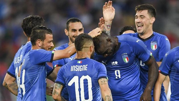 Mario Balotelli (uprostřed) oslavil návrat do italské reprezentace gólem. Mario Balotelli (uprostřed) oslavil návrat do italské reprezentace gólem.