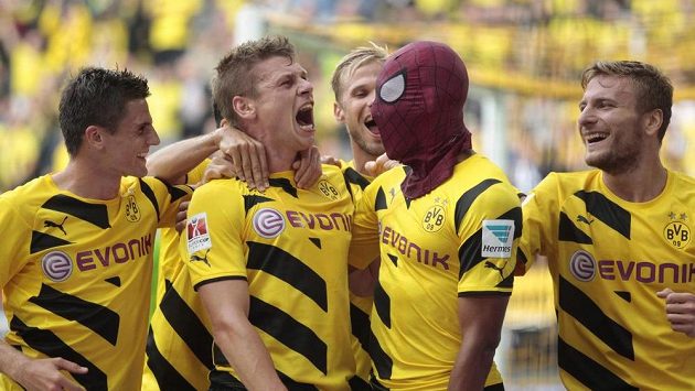Střelec gólu Pierre-Emerick Aubameyang s maskou Spidermana se raduje společně se spoluhráči z Borussie Dortmund z branky, kterou v Superpoháru vstřelil Bayernu. Střelec gólu Pierre-Emerick Aubameyang s maskou Spidermana se raduje společně se spoluhráči z Borussie Dortmund z branky, kterou v Superpoháru vstřelil Bayernu.
