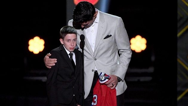 Brankář Montrealu Carey Price na jevišti v Las Vegas s malým fanouškem Andersonem Whiteheadem. Brankář Montrealu Carey Price na jevišti v Las Vegas s malým fanouškem Andersonem Whiteheadem.
