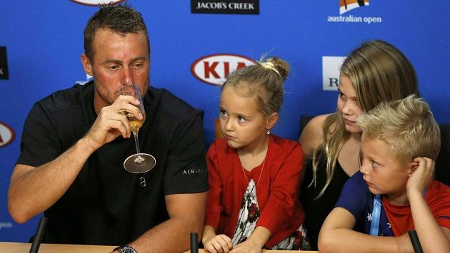 Lleyton Hewitt vedle svých dětí pije šampaňské na pozápasové tiskové konferenci po své poslední dvouhře v profesionálním tenisu. Lleyton Hewitt vedle svých dětí pije šampaňské na pozápasové tiskové konferenci po své poslední dvouhře v profesionálním tenisu.