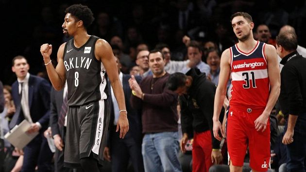 Basketbalista Brooklynu Nets Spencer Dinwiddie (8) a hráč Washingtonu Wizards Tomáš Satoranský. Basketbalista Brooklynu Nets Spencer Dinwiddie (8) a hráč Washingtonu Wizards Tomáš Satoranský.