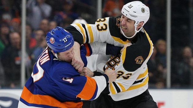 Slovenský obránce Bruins Zdeno Chára (vpravo) během bitky s levým křídlem Islanders Mattem Martinem. Slovenský obránce Bruins Zdeno Chára (vpravo) během bitky s levým křídlem Islanders Mattem Martinem.