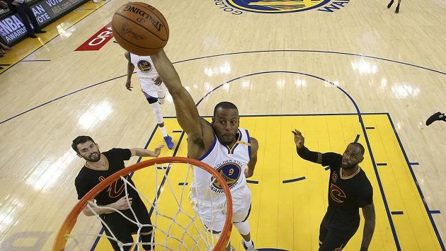 Smeč Andreho Iguodala (9) z Golden State. Ilustrační snímek. Smeč Andreho Iguodala (9) z Golden State. Ilustrační snímek.