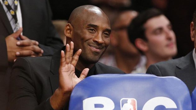 Rekonvalescent Kobe Bryant zatím navštěvuje zápasy LA Lakers pouze jako divák. Rekonvalescent Kobe Bryant zatím navštěvuje zápasy LA Lakers pouze jako divák.