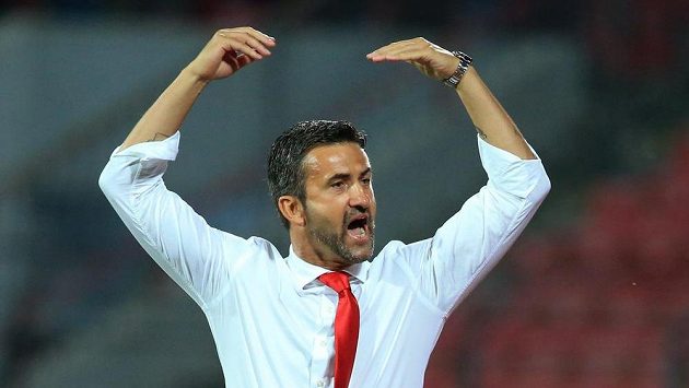 Kouč Albánců Christian Panucci při utkání proti Izraeli. Kouč Albánců Christian Panucci při utkání proti Izraeli.