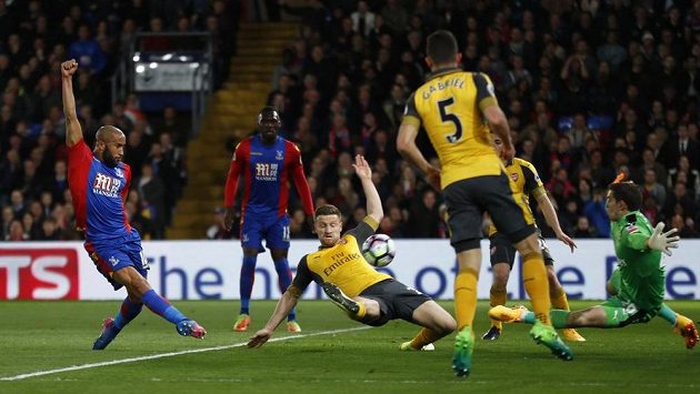 Andros Townsend střílí gól Crystal Palace. Andros Townsend střílí gól Crystal Palace.