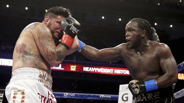 Kanaďan Stiverne (vpravo) složil Američana Arreolu v 6. kole zápasu o titul mistra světa těžké váhy. Kanaďan Stiverne (vpravo) složil Američana Arreolu v 6. kole zápasu o titul mistra světa těžké váhy.
