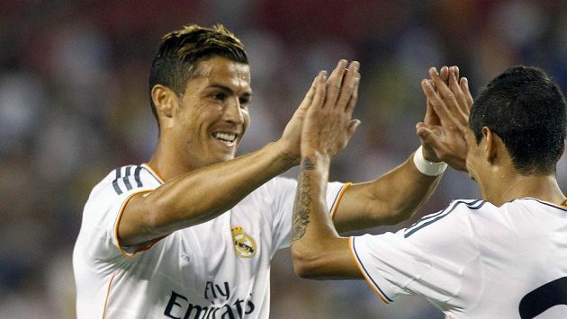 Cristiano Ronaldo (vlevo) se raduje se svým spoluhráčem z Realu Madrid Angelem Di Maríou z branky. Cristiano Ronaldo (vlevo) se raduje se svým spoluhráčem z Realu Madrid Angelem Di Maríou z branky.