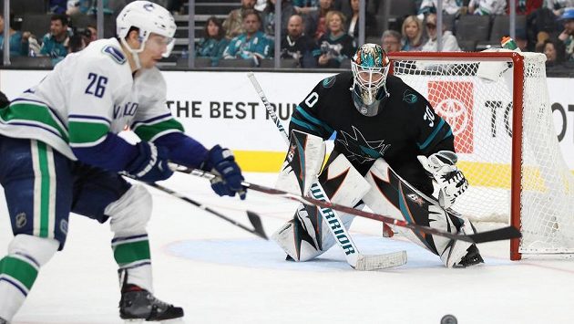 Útočník Vancouveru Antoine Roussel před brankářem San Jose Aaronem Dellem. Útočník Vancouveru Antoine Roussel před brankářem San Jose Aaronem Dellem.