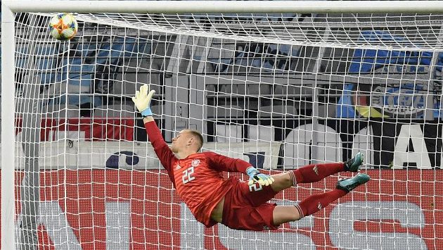 Německý brankář Marc-Andre Ter Stegen se snaží zasáhnout v přípravném utkání proti Argentině. Německý brankář Marc-Andre Ter Stegen se snaží zasáhnout v přípravném utkání proti Argentině.