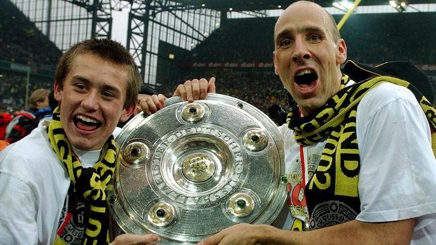 Čeští fotbalisté Tomáš Rosický a Jan Koller slaví mistrovský titul, který získali během působení v Dortmundu. Čeští fotbalisté Tomáš Rosický a Jan Koller slaví mistrovský titul, který získali během působení v Dortmundu.