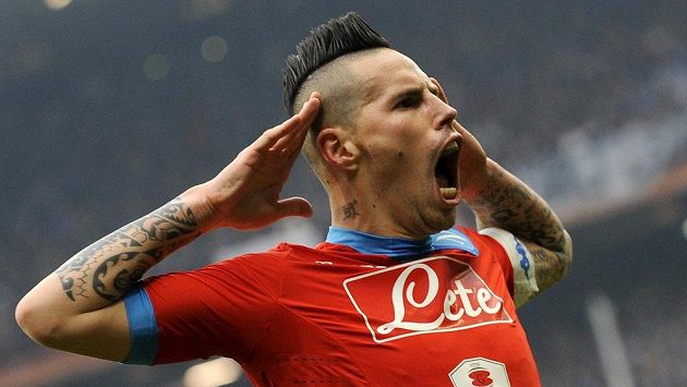 Neapolský Marek Hamšík slaví vítězný gól na hřišti Sampdorie. Neapolský Marek Hamšík slaví vítězný gól na hřišti Sampdorie.