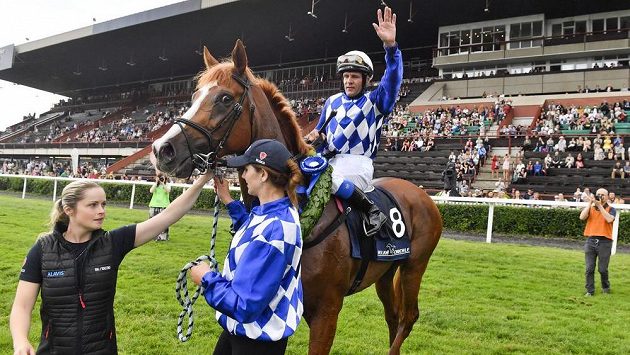 Vítězný žokej Jiří Palík s hřebcem Pacific Hillem v cíli Českého derby. Vítězný žokej Jiří Palík s hřebcem Pacific Hillem v cíli Českého derby.