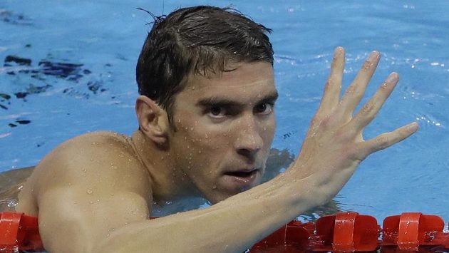 Michael Phelps slaví triumf v polohovém závodě na 200 m, je to jeho čtvrté vítězství na těchto hrách. Michael Phelps slaví triumf v polohovém závodě na 200 m, je to jeho čtvrté vítězství na těchto hrách.