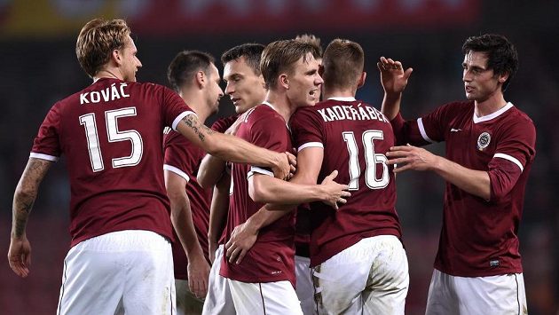 Fotbalisté Sparty Praha oslavují třetí gól v utkání se Zwolle. Fotbalisté Sparty Praha oslavují třetí gól v utkání se Zwolle.