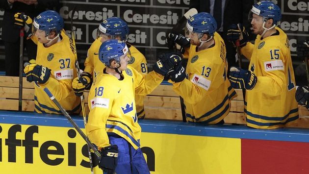 Švédský útočník Mikael Backlund slaví se spoluhráči gól proti Dánsku. Švédský útočník Mikael Backlund slaví se spoluhráči gól proti Dánsku.