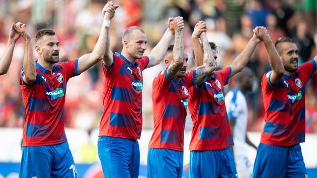 Fotbalisté Viktorie Plzeň (zleva): Radim Řezník, Michael Krmenčík, Martin Zeman děkují fanouškům po utkání 2. kola Fortuna ligy s Libercem. Západočeši vyhráli 1:0. Fotbalisté Viktorie Plzeň (zleva): Radim Řezník, Michael Krmenčík, Martin Zeman děkují fanouškům po utkání 2. kola Fortuna ligy s Libercem. Západočeši vyhráli 1:0.